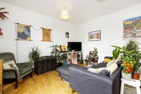 Spacious modern 1 bedroom property in a beautiful conversion in Hackney - Photo 4