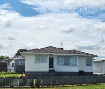 LOCATION LOCATION CLOSE TO MOTORWAY AND SCHOOLS - Photo 3