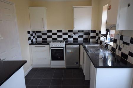 2 bedroom end of terrace house to rent - Photo 2