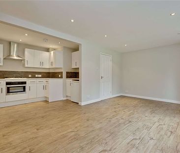 A fantastic four bedroom cottage in one of Farnham's prime locations. - Photo 3