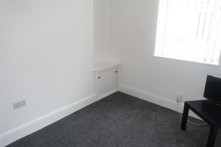 3 bedroom Flat To Let - Photo 5