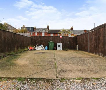 3 bedroom terraced house to rent - Photo 6