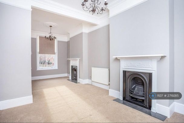 3 bedroom end of terrace house to rent - Photo 1