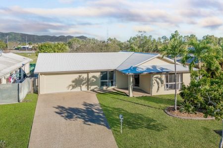 Spacious 4-Bedroom Home in Prime Greenview Estate - Photo 3