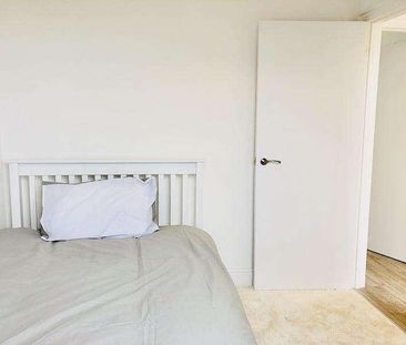 Central Parade, New Addington, Croydon, CR0 - Photo 4