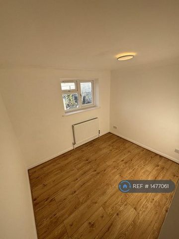 4 bedroom semi-detached house to rent - Photo 3