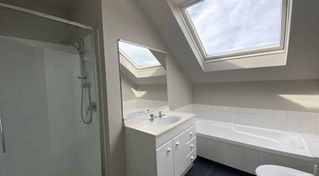 Three bedroom St Albans - Photo 4