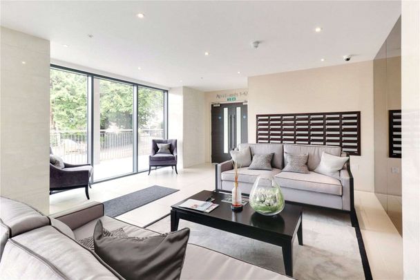 A stylish luxury apartment boasting contemporary accommodation. - Photo 1