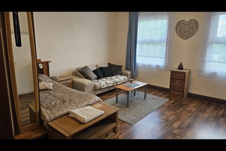 Studio Flat, Leytonstone Road, E15 - Photo 2