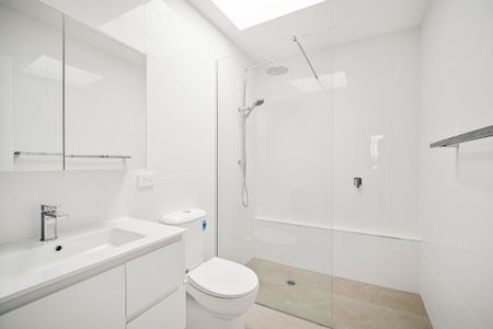 Charismatic 3 Bedroom Home with Garage - Photo 2