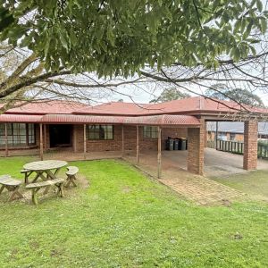 Private Retreat with Parkland Views - Photo 3