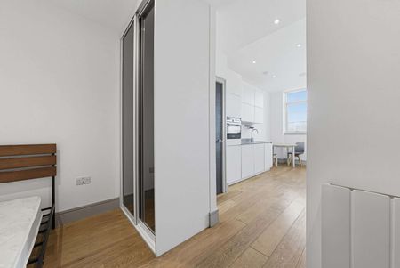 A Spacious, bright, open plan Studio flat with separate bedroom area situated in the centre of Whitechapel a short walk from transport links. - Photo 5