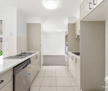 Freshly painted and carpeted - Family home in quiet location - Photo 1