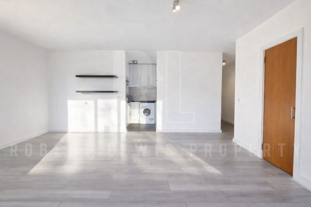 Modern 11th-Floor Studio Apartment – Avenue Road, N6 5DS - Photo 1