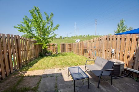 **CHARMING** 3 Bedroom Townhouse in St. Catharines!! - Photo 3