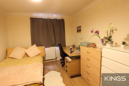 5 bedroom semi-detached house to rent - Photo 2