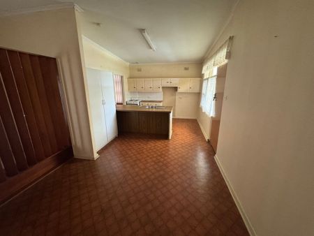 Large 3 Bedroom Family Home - Photo 2