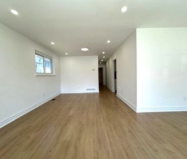 For Lease - 8 Devins Drive Unit# Main Floor, Aurora, Ontario - Photo 3