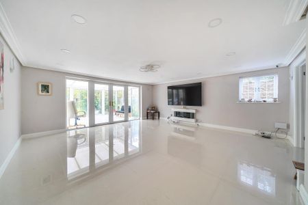 5 bedroom detached bungalow to rent - Photo 2