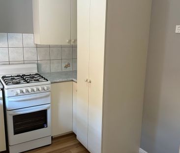 Low Maintenance One Bedroom Unit - Photo 3