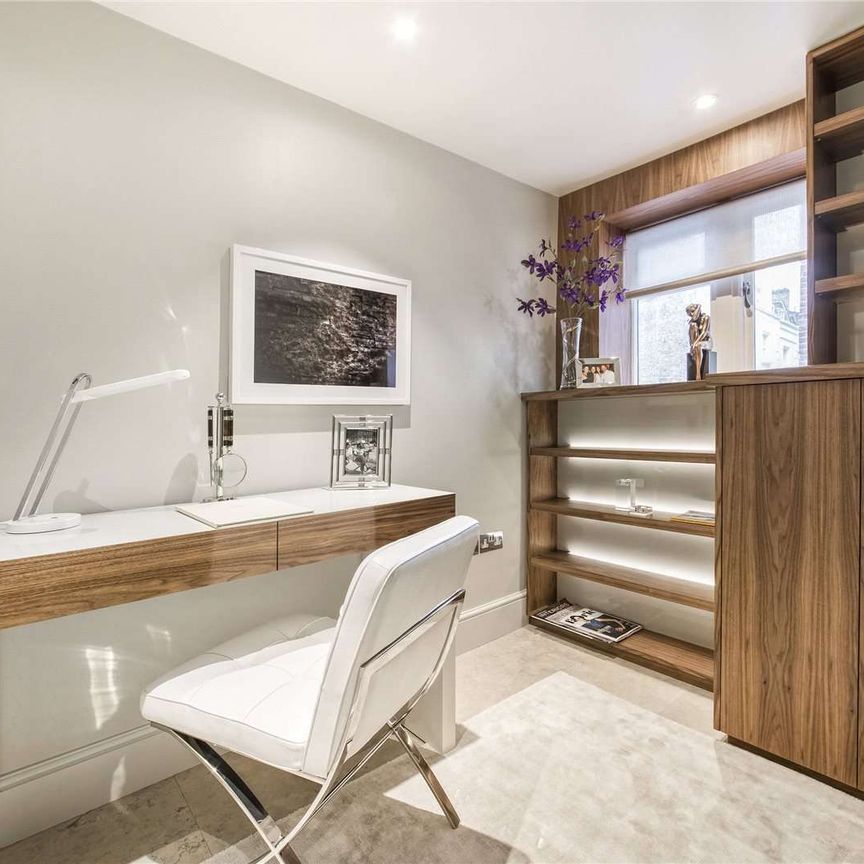 An exceptional and beautifully refurbished two bedroom apartment situated in Knightsbridge. - Photo 1