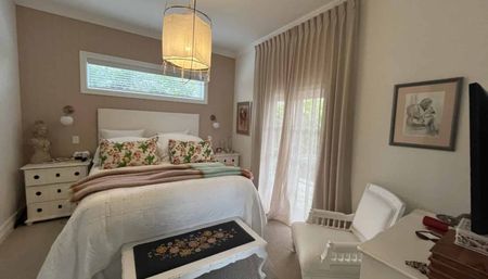 Luxurious 4 bedroom fully furnished home in Strandon - Photo 3