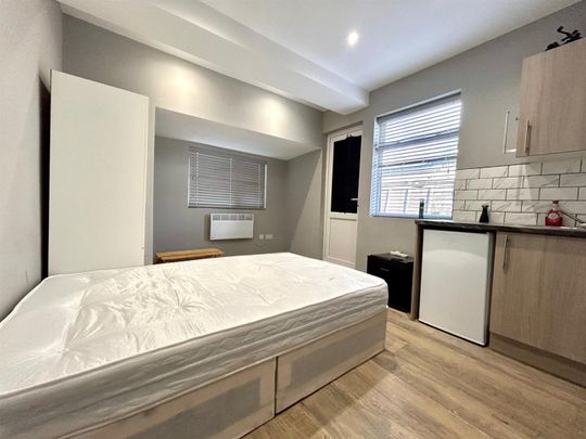 Burgoyne Road, Sunbury-On-Thames TW16, London - Photo 1