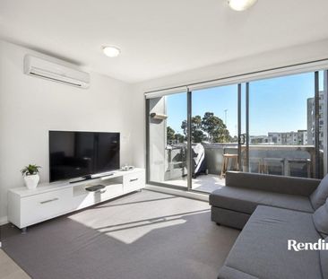 Spacious apartment with study in a leafy setting! - Photo 1