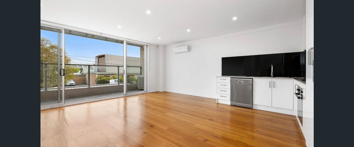 Modern & Stylish 2 Bedroom Apartment in Ideal Locale - Photo 1