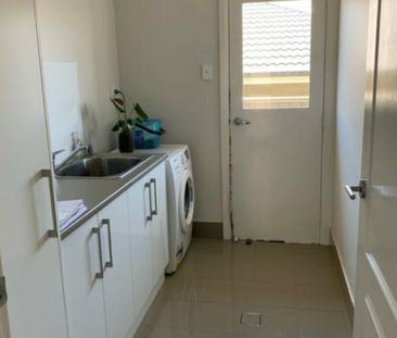 Modern 3-Bedroom Home with Double Garage & Spacious Living - Photo 1