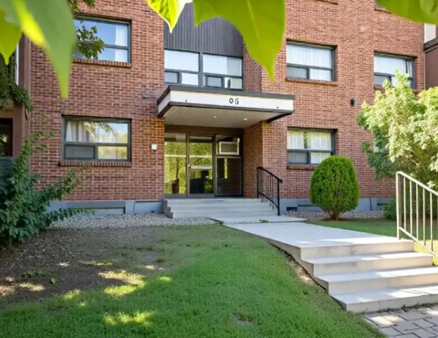 Westwood House | 33 Boulevard Brunswick, Dollard-des-Ormeaux - Photo 1