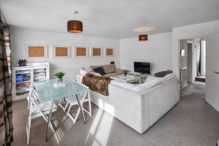 3 bedroom flat to rent - Photo 4