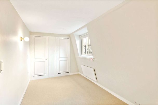 A beautiful two bedroom set (apartment) boasting a wealth of period features in this prestigious building. - Photo 1