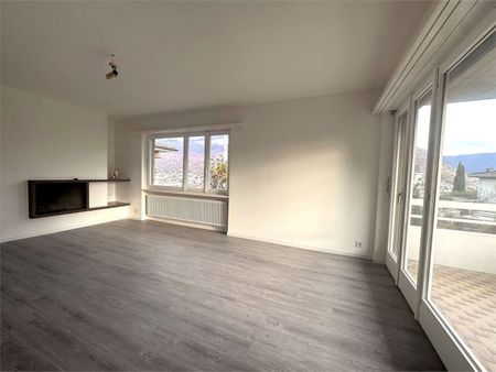 Elegant 5.5-room apartment in Porza - completely renovated with panoramic views and an attractive tax zone - Photo 3