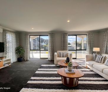 Sea Views & Spacious Living - Photo 1