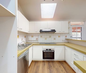 Freshly Painted Edwardian Home in a Coveted Carlton North Pocket - Photo 6