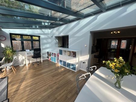 Gatley Drive, Guildford, Surrey, GU4 - Photo 4