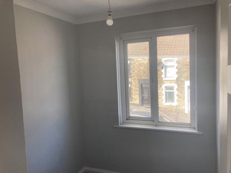 3 bedroom end of terrace house to rent - Photo 2