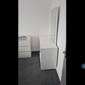 1 bedroom in a flat share to rent - Photo 2