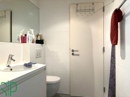 Centraal gelegen en instapklaar modern appartement op de eerste verdieping. - Foto 3