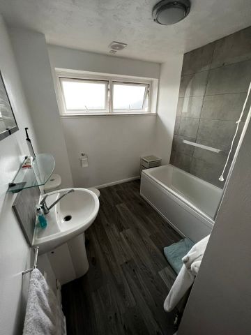 Room in a Shared Flat, Hanford Close, SW18 - Photo 2