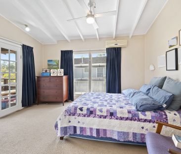 THREE BEDROOMS + DOUBLE GARAGE IN CENTRAL LOCATION - Photo 6