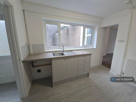 3 bedroom terraced house to rent - Photo 4