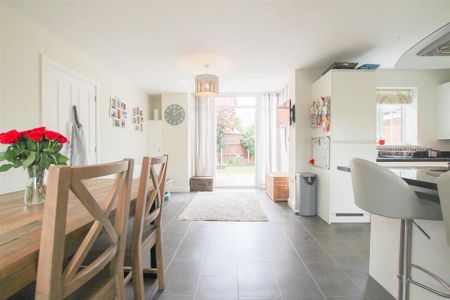 4 bedroom detached house to rent - Photo 3