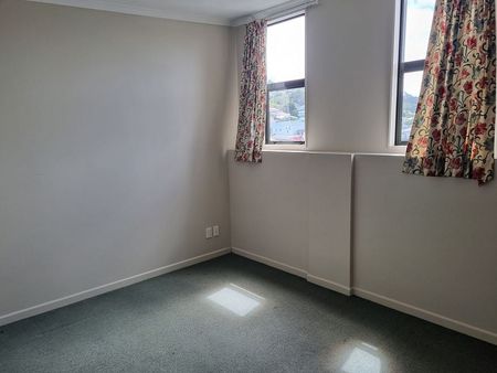 Spacious 4BR Newtown Gem w/ Balcony! - Photo 3