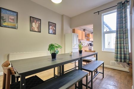 4 Bed Terraced House, Hartley Road, NG7 - Photo 2