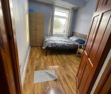 Double room in shared house close to goodmayes station- - Photo 3