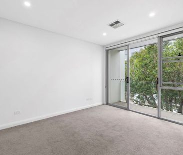 Stylish 3-Bedroom Townhouse in Prime Urban Location with Double Garage - Photo 5