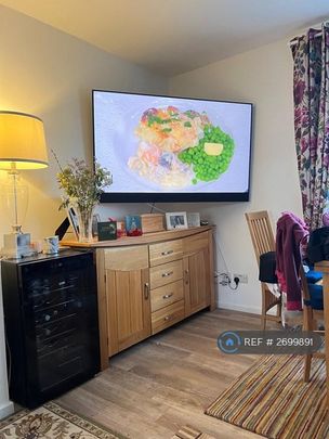 1 bedroom in a flat share to rent - Photo 1