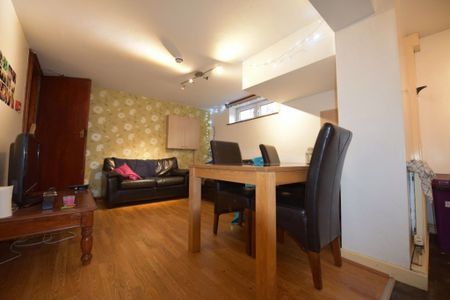 3 bedroom House in Harold Street, Leeds - Photo 2